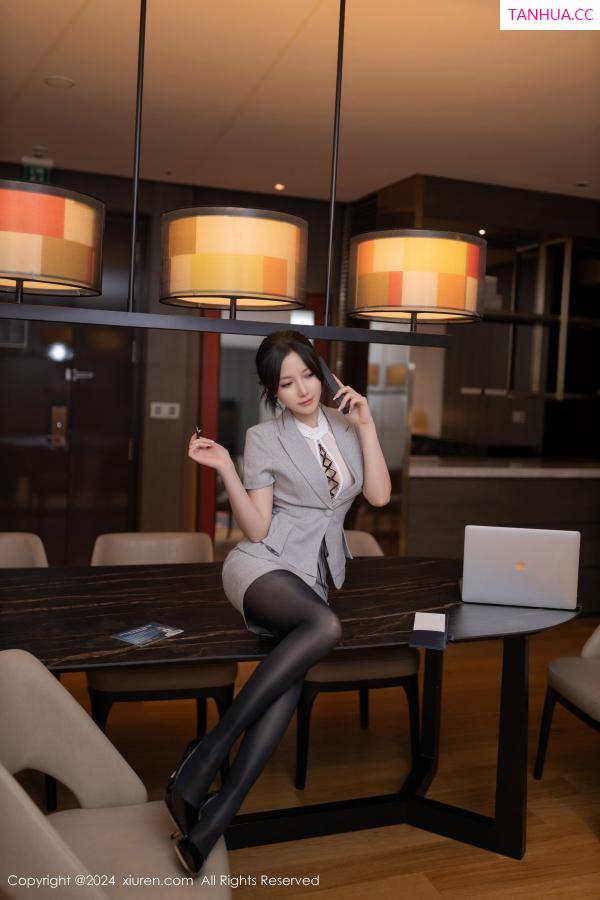 鱼子酱fish  [XiuRen]高清写真图 2024.09.20 No.9189 鱼子酱Fish 黑丝美腿第12张图片